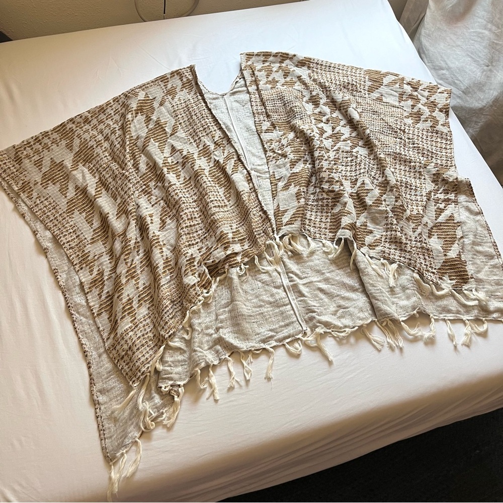 NWT SOFT SURROUNDINGS tan houndstooth knit tassel fringe detail shawl cape